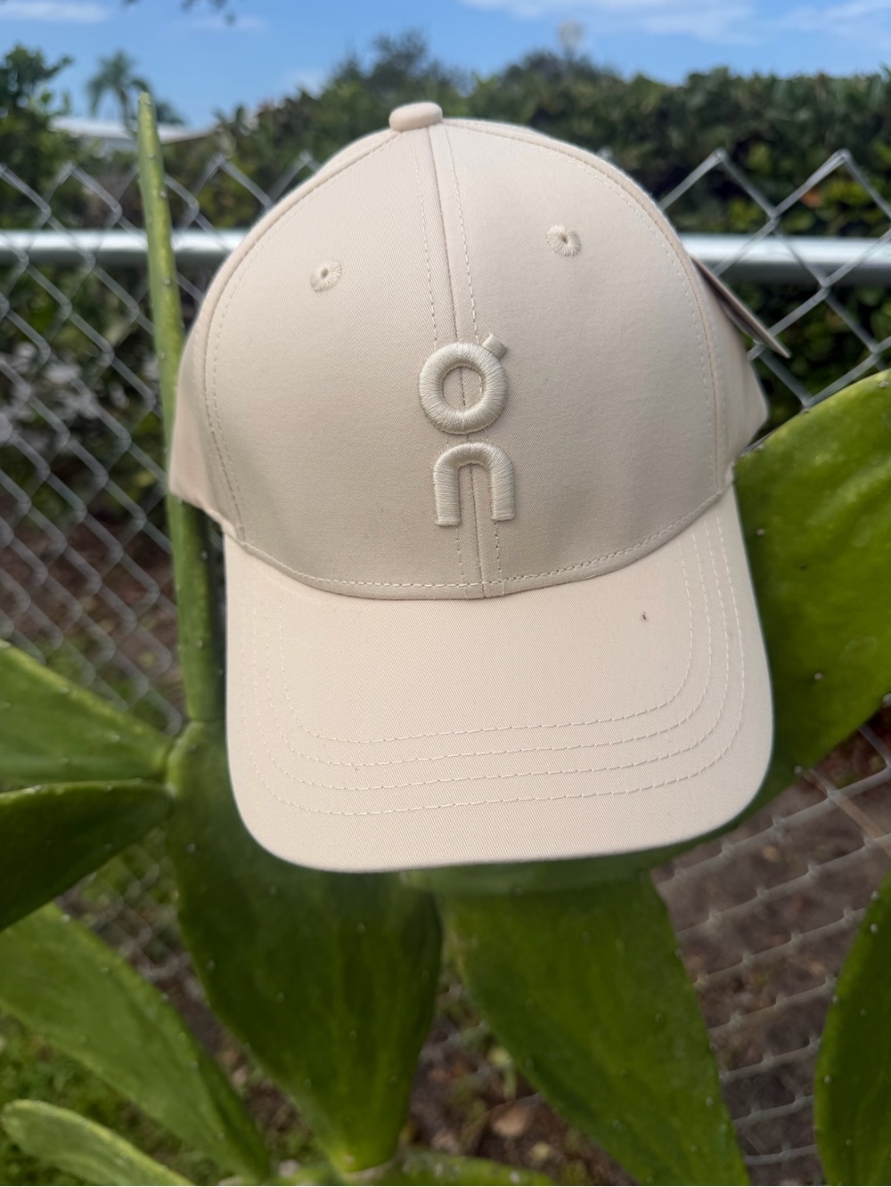On Running Cream Curved-Brim Cap - Picture 5 of 9